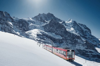 Jungfraubahn-Schnee-Jungfraujoch.jpg