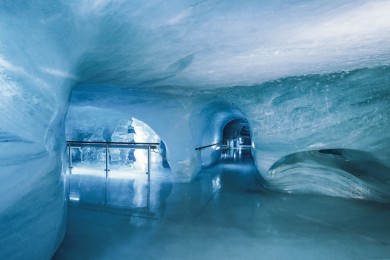 Jungfraujoch-Eispalast-Eisbaeren-mit-Gaengen.jpg