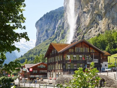 Lauterbrunnen-Staubbachfall-Holzhaus-Sommer.jpg