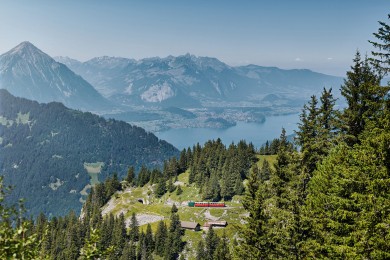 Schynige-Platte-Bahn-mit-Thunersee-Niesen.jpg
