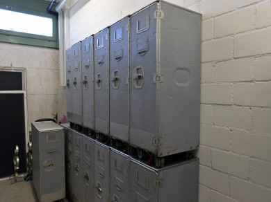 Ausgemusterte Trolleys warten im Keller auf ihr zweites Leben.