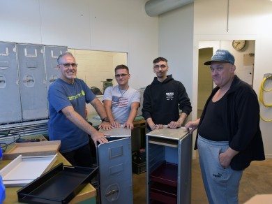 Remi, Prim, Franceso und Iwan vom Züriwerk posieren mit zwei Trolleys.
