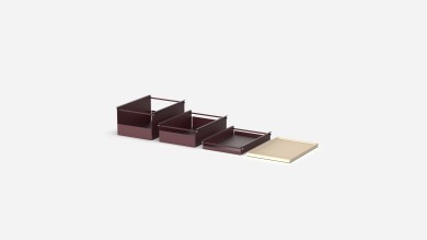 Drei Schubladen in Bordeaux und ein Tray in Weiss.