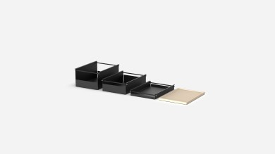 Drei Schubladen in Schwarz und ein Tray in Weiss.