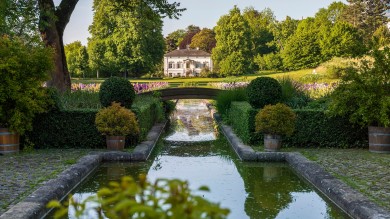 Garten mit Brunnen und Herrenhaus