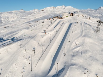 Freestyle, green style, and lifestyle set in a wide, open landscape: Flims Laax.