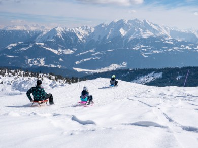 Freestyle, green style, and lifestyle set in a wide, open landscape: Flims Laax.