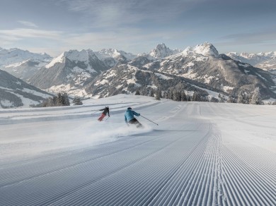 Between chalet charm and jet-set mythology: Gstaad brings together coziness and glamour in one place.
