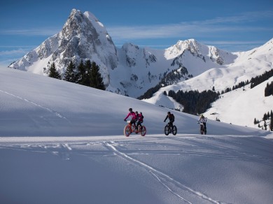 Between chalet charm and jet-set mythology: Gstaad brings together coziness and glamour in one place.