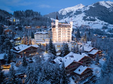 Between chalet charm and jet-set mythology: Gstaad brings together coziness and glamour in one place.