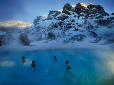 Tagsüber raus in die verschneite Bergwelt, abends rein ins wohlig-warme Wasser: In Leukerbad lassen sich Wintersport und Wellness gut verbinden. 