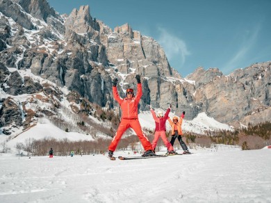 Tagsüber raus in die verschneite Bergwelt, abends rein ins wohlig-warme Wasser: In Leukerbad lassen sich Wintersport und Wellness gut verbinden. 