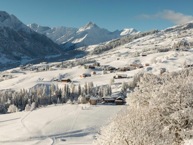 Obersaxen Mundaun charms visitors with a relaxed atmosphere and plenty of space for family happiness in the snow.