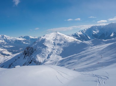 Obersaxen Mundaun überzeugt mit gelassenem Flair und viel Raum für Familienglück im Schnee. 