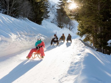 Obersaxen Mundaun charms visitors with a relaxed atmosphere and plenty of space for family happiness in the snow.