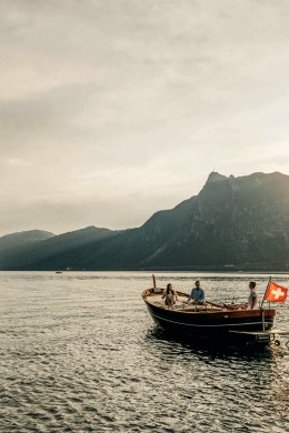 Chices Holzboot fährt von der Bucht von Lugano nach Caprino.