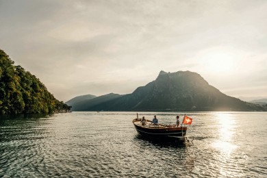 Chices Holzboot fährt von der Bucht von Lugano nach Caprino.