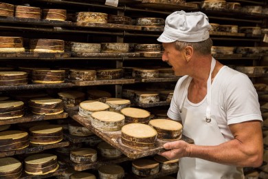 Die Rinde der Bergfichte stammt aus benachbarten Wäldern und macht den gleichnamigen Käse besonders aromatisch.