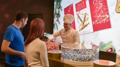 In ihrem Element: Die Lindt Maîtres Chocolatiers beim Verteilen der köstlichen Lindt Trüffel an die Besucher:innen.