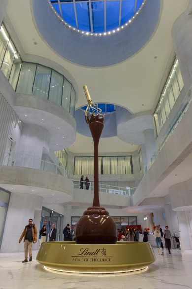 Die Eingangshalle des Lindt Home of Chocolate mit dem grössten freistehenden Schokoladenbrunnen der Welt.