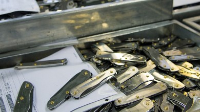 Viele silberne Taschenmesser auf einem Haufen.