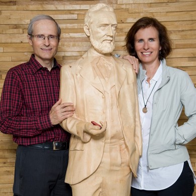 Carl und Veronika Elsener neben der Statue des Urgrossvaters und Firmengründers Karl Elsener I.
