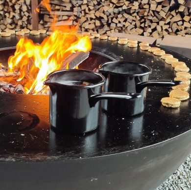 Glühwein und Kekse auf dem Feuerring.