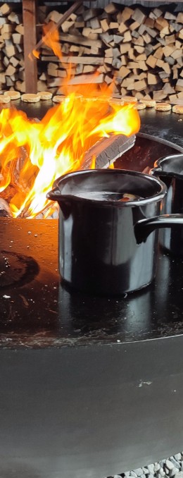 Mulled wine and cookies on a Feuerring.