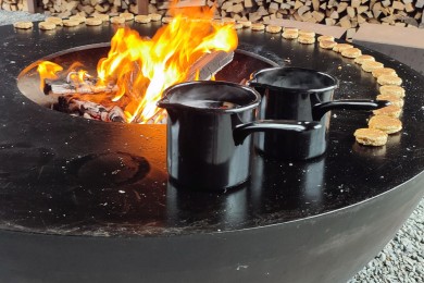 Mulled wine and cookies on a Feuerring.