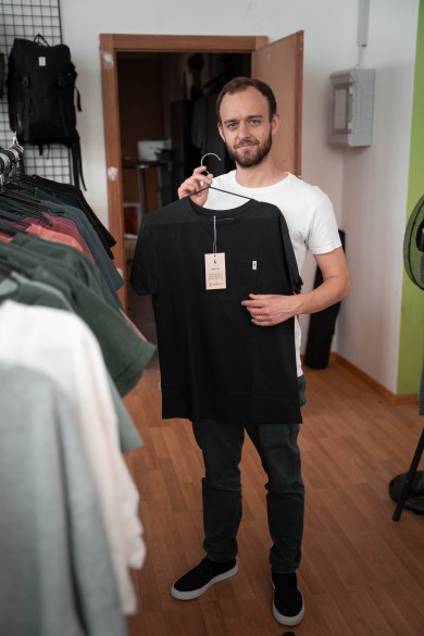 Nicholas in seinem Büro mit einem NIKIN-T-Shirt.