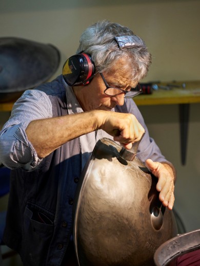 Felix Rohner beim Feinstimmen eines Hang Plexus, der neusten Klangskulptur aus dem PANArt
