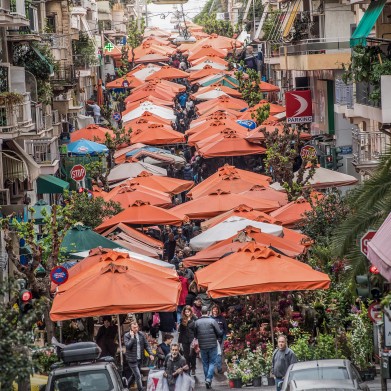EJeden Samstag verwandelt sich die Kallidromiou-Strasse im Stadtteil Exarchia in einen lebhaften Obst- und Gemüsemarkt.