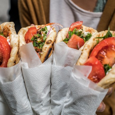  Souvlaki: Pitabrot mit gegrilltem Fleisch, Tomaten, Zwiebeln, Joghurt und Petersilie. Das beste gibt’s bei O Kostas, Pentelis 5.