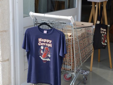 T-Shirt an einem Einkaufswagen vor einem Concept Store.