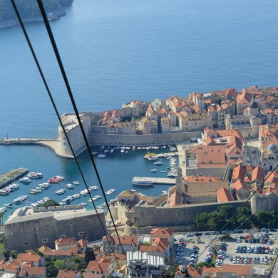 Blick auf die Altstadt von Dubrovniks legendären Standseilbahnen.