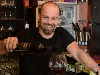 Barkeeper schenkt Wein ein.