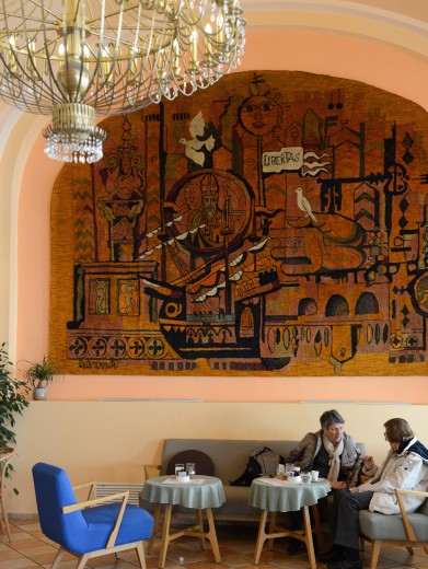 Café mit Menschen am Reden