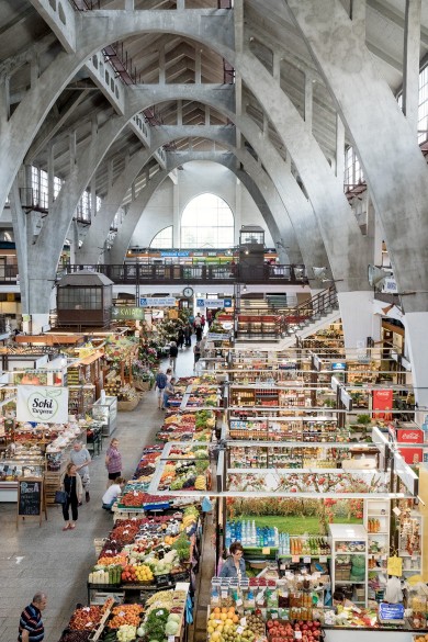 Die Markthalle ist ein imposantes Gebäude.