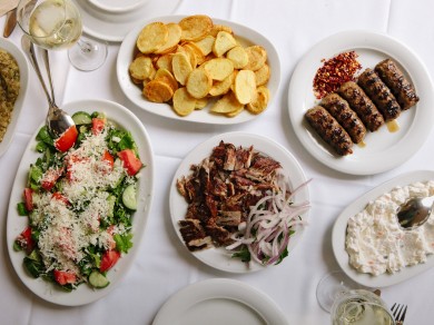 Ein Tisch mit griechischen Spezialitäten.