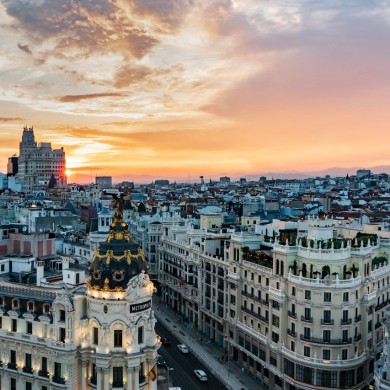 Dachterrassen-Vibes bei Radio – Genieße Cocktails unter den Sternen in Madrids glamourösester Rooftop-Bar, wo VIPs sich treffen und eine filmreife Skyline die perfekte Kulisse bildet.