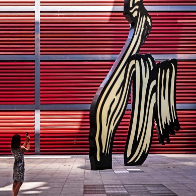 Kunstgenuss im Museo Reina Sofía – Stehe vor Picassos mächtigem Guernica und entdecke Meisterwerke von Dalí, Miró und mehr in diesem modernen Museum, das in einem historischen Gebäude aus dem 18. Jahrhundert untergebracht ist.