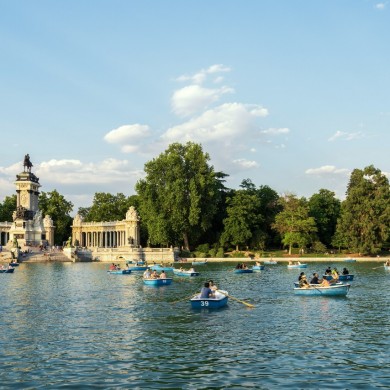 Bootsfahrt im El Retiro Park – Gleite über den ruhigen künstlichen See mit dem imposanten Denkmal für König Alfons XII. im Hintergrund – Madrids perfekte Mischung aus Natur und Geschichte.