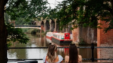 Der Kanal in Castlefield bietet eine ruhige Kulisse, wo die Verbindung von Geschichte und moderner Architektur spürbar wird.