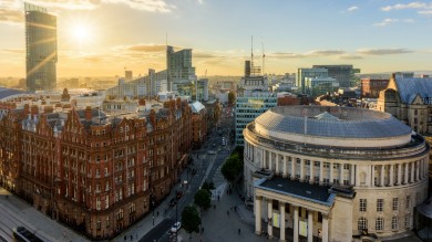 Panoramablick auf den St. Peter's Square, ein historischer und lebendiger Mittelpunkt in Manchester, der tief in der britischen Arbeiterbewegung verwurzelt ist und durch wichtige Verkehrsanbindungen, einschliesslich des Metrolink-Strassenbahnsystems, verbunden ist.