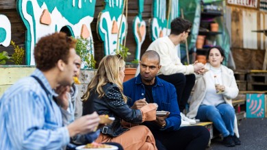 Street Food bei GRUB geniessen und die Atmosphäre von Manchesters grösstem Street-Food-Standort mit Biergarten erleben.