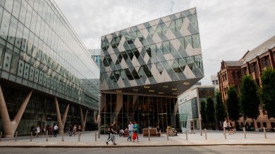 1 The Avenue ist ein markantes architektonisches Wahrzeichen, das den Beginn des Fussgängerwegs durch Spinningfields markiert und die Einkaufs- und Geschäftsviertel von Manchester mit dem Stadtzentrum verbindet.