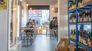 #10 Flawd: In dieser entspannten Weinbar entdecken Gäste eine sorgfältige Auswahl an Weinen kleiner Weingüter aus Europa, mit Regalen voller Flaschen zum Entdecken und köstlichen Snacks, die das Erlebnis perfekt ergänzen.