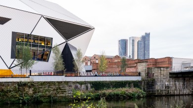 #14 Aviva Studios: Dieses beeindruckende neue Kunst- und Kulturzentrum ist ein kreatives Epizentrum, in dem bahnbrechende Werke und besondere Projekte entstehen und die Zukunft der britischen Kultur prägen.