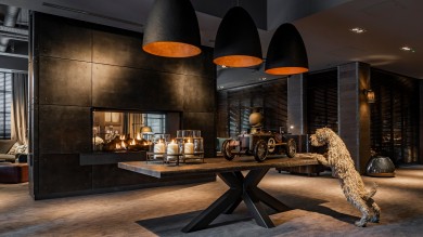 Die Lobby des Dakota Hotels heisst Gäste mit warmen Erdtönen und modernem Glamour willkommen.