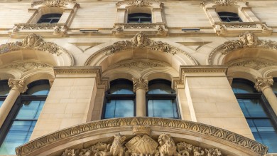 Mit historischem Charme präsentiert sich die Fassade des King Street Townhouse im Stil der italienischen Renaissance stolz im Zentrum der Stadt.